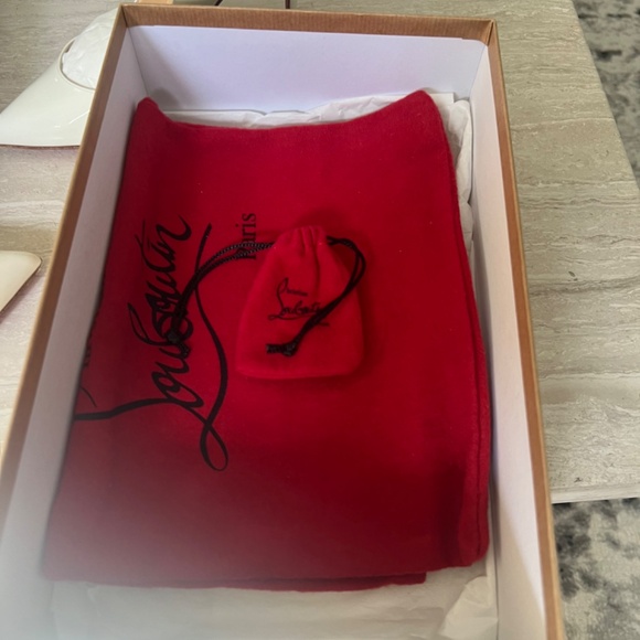 Christian Louboutin - Picture 3 of 7